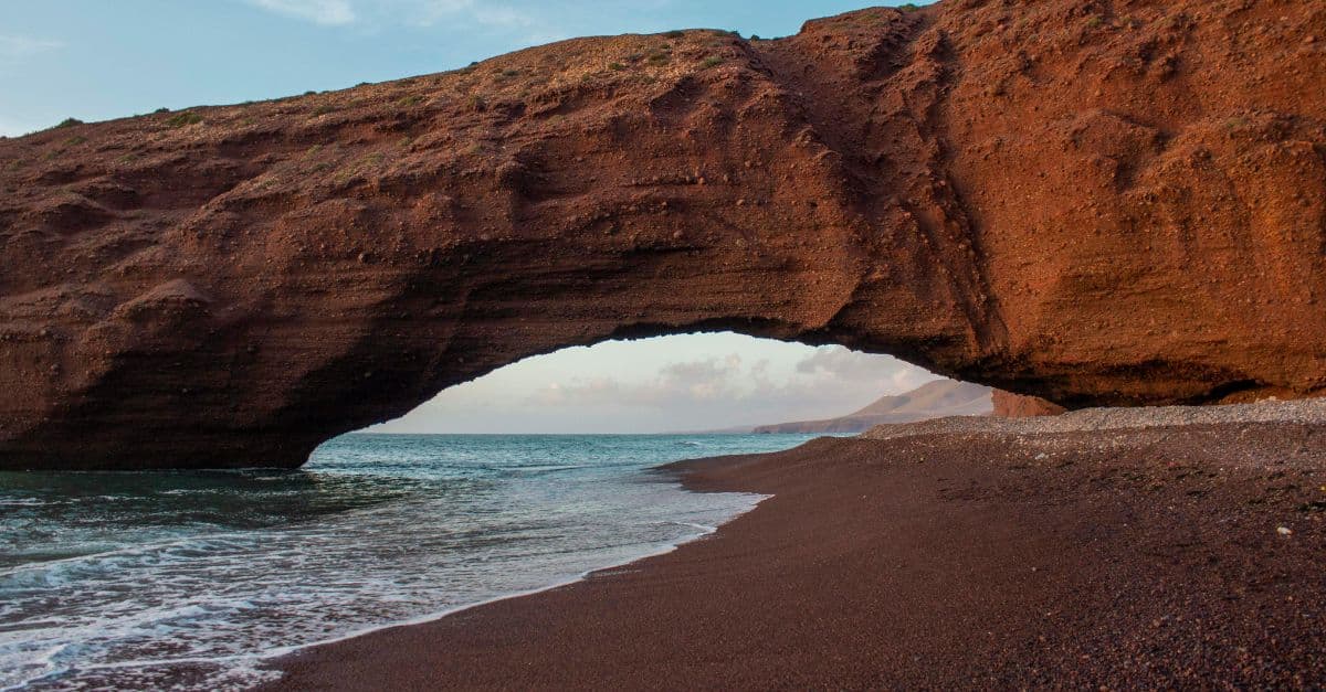 Bivouaquer sur la plage à Legzira : expérience, règles et sécurité
