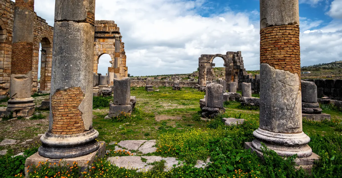 Ruines romaines de Volubilis au Maroc : guide historique complet